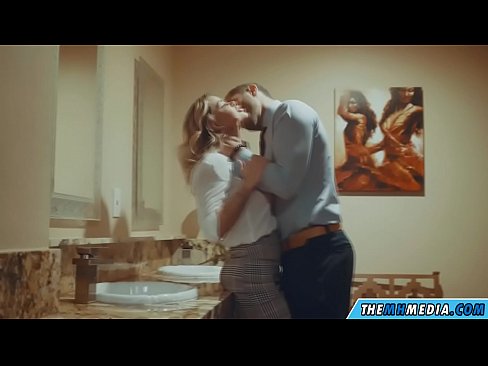 ❤️ Quando uma loira peituda o seduz em um banheiro público ❤ Porno vk em nós